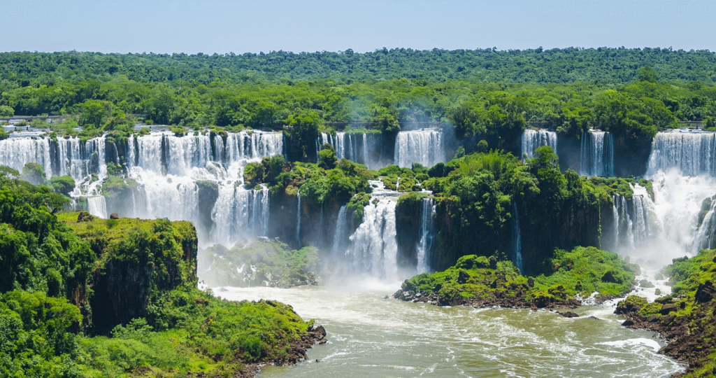 Cataratas del Iguazú: Nominada a “Atracción turística líder de Sudamérica 2023”
