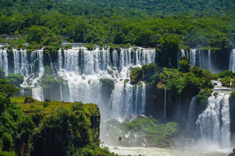 Cataratas del Iguazú se vestirá con colores y plumas y bailará al ritmo de la samba este fin de semana previo al feriado nacional de Carnaval